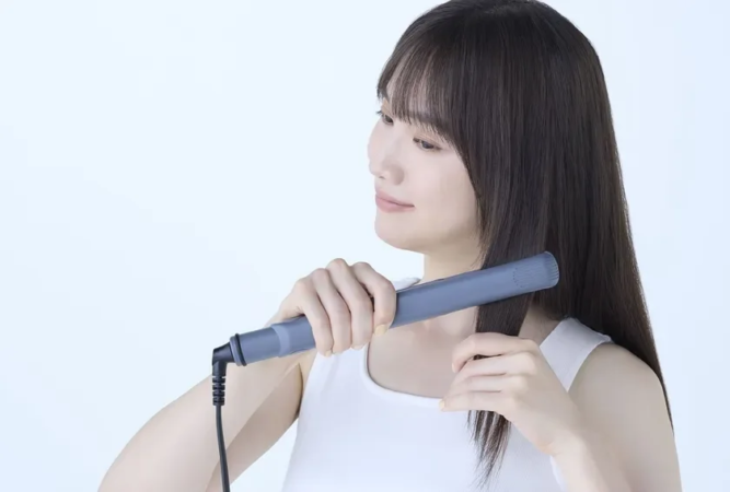 お好みでスタイリングの仕上げに､ヘアアイロンを使って整えます。