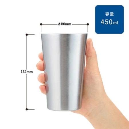 ステンレス製のタンブラーを人が持っており、その高さ132mm、直径80mm、容量450mlといった製品仕様が分かりやすく示されています。