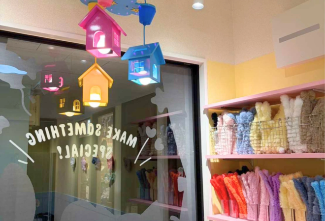カラフルな店内ディスプレイ