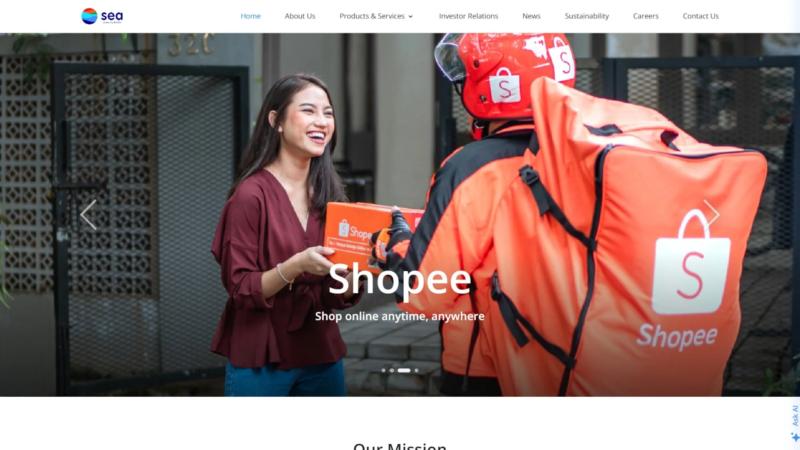女性が笑顔で配達員からShopeeの荷物を受け取っている様子