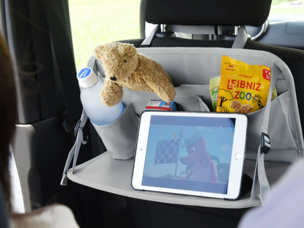 車内でタブレットを見ている子供