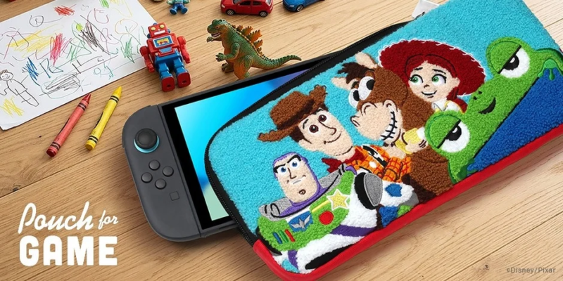 Nintendo Switchをトイ・ストーリーのキャラクターがデザインされたポーチに入れている様子
