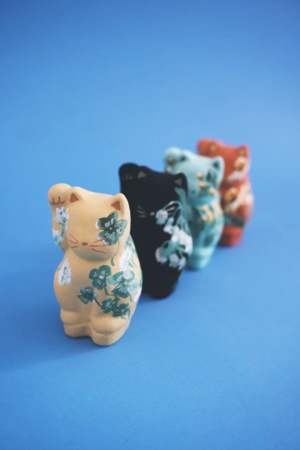 花柄の招き猫の置物