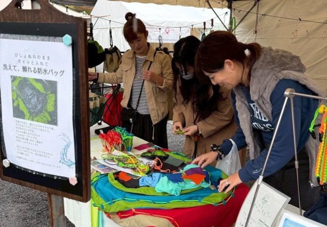 屋外イベントでizatokiを紹介する様子