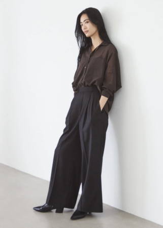 シアーシャツと黒いパンツのコーディネート