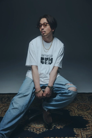 Tシャツを着用した男性