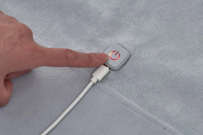 電源ボタンを押す手元