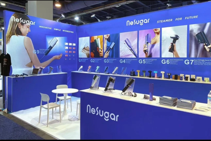 neSugarブランドの衣類スチーマーが展示されたモダンなブース