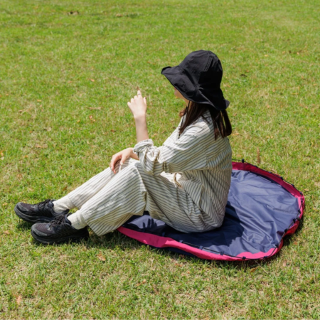 レジャーシートとして使う女性