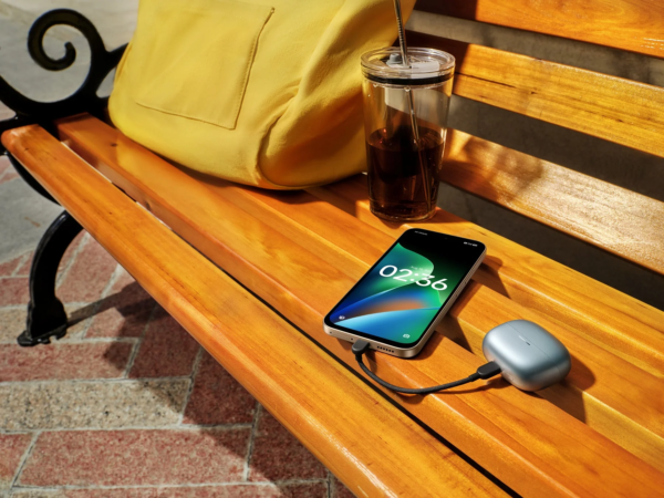 スマートフォンがワイヤレスイヤホンを充電している様子
