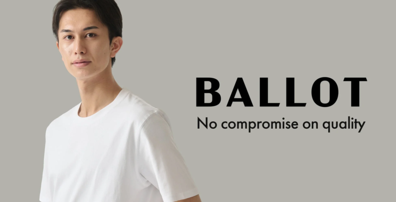 Tシャツを着用した男性とブランドロゴ