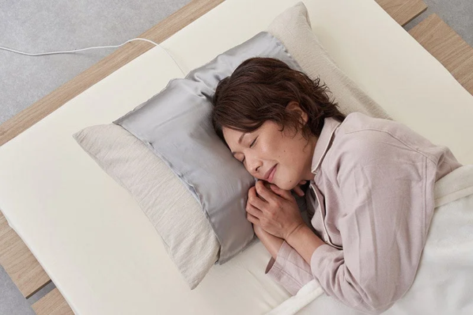 眠る女性