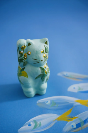 ミモザ柄の水色招き猫