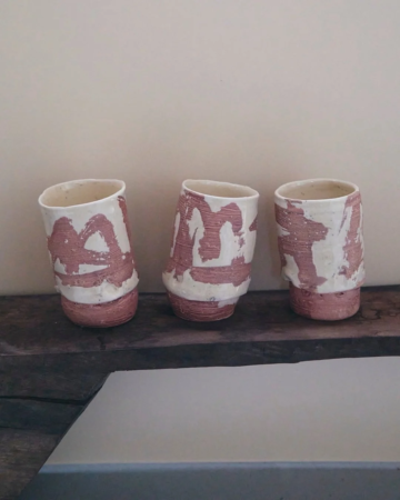 手描きの模様が入った陶器のカップ