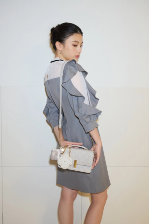グレーのワンピースとキルティングショルダーバッグ