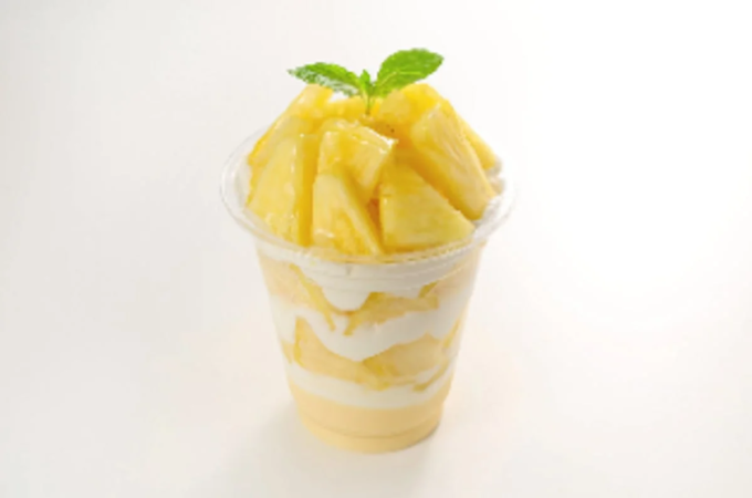 果実を食べるパフェ
