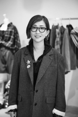 モノクロの笑顔の女性