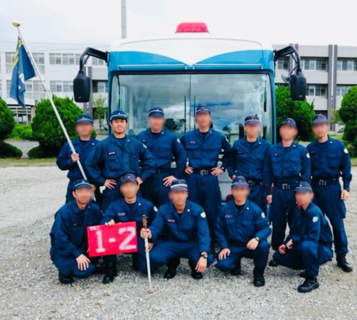 東日本大震災の被災地で撮影されたとみられる集合写真