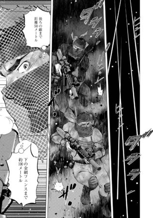 暗闇の中、2人の兵士がライフルを構え、緊張感のある表情で移動している