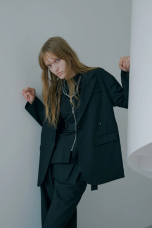 黒いオーバーサイズのスーツを着た女性