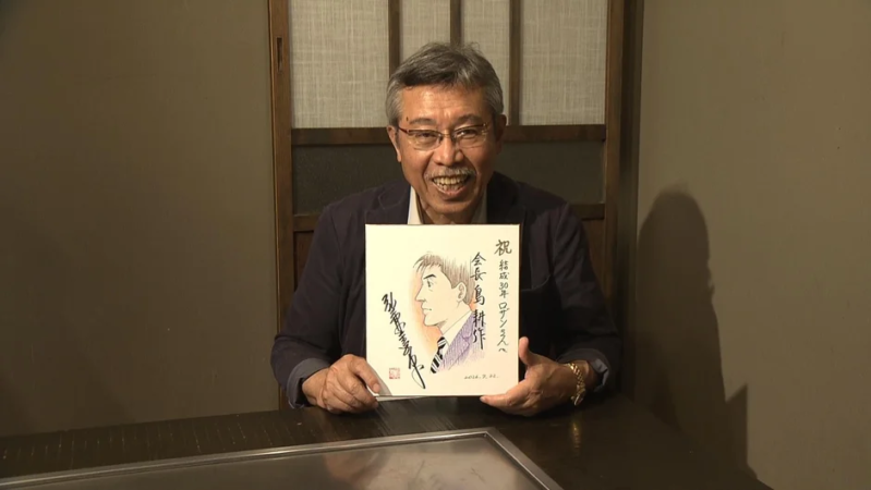 「島耕作」サイン色紙を掲げる弘兼憲史さん